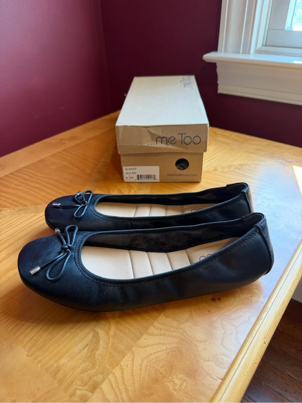 me too Black Round-Toe leather Ballet Flats with Bow Accent